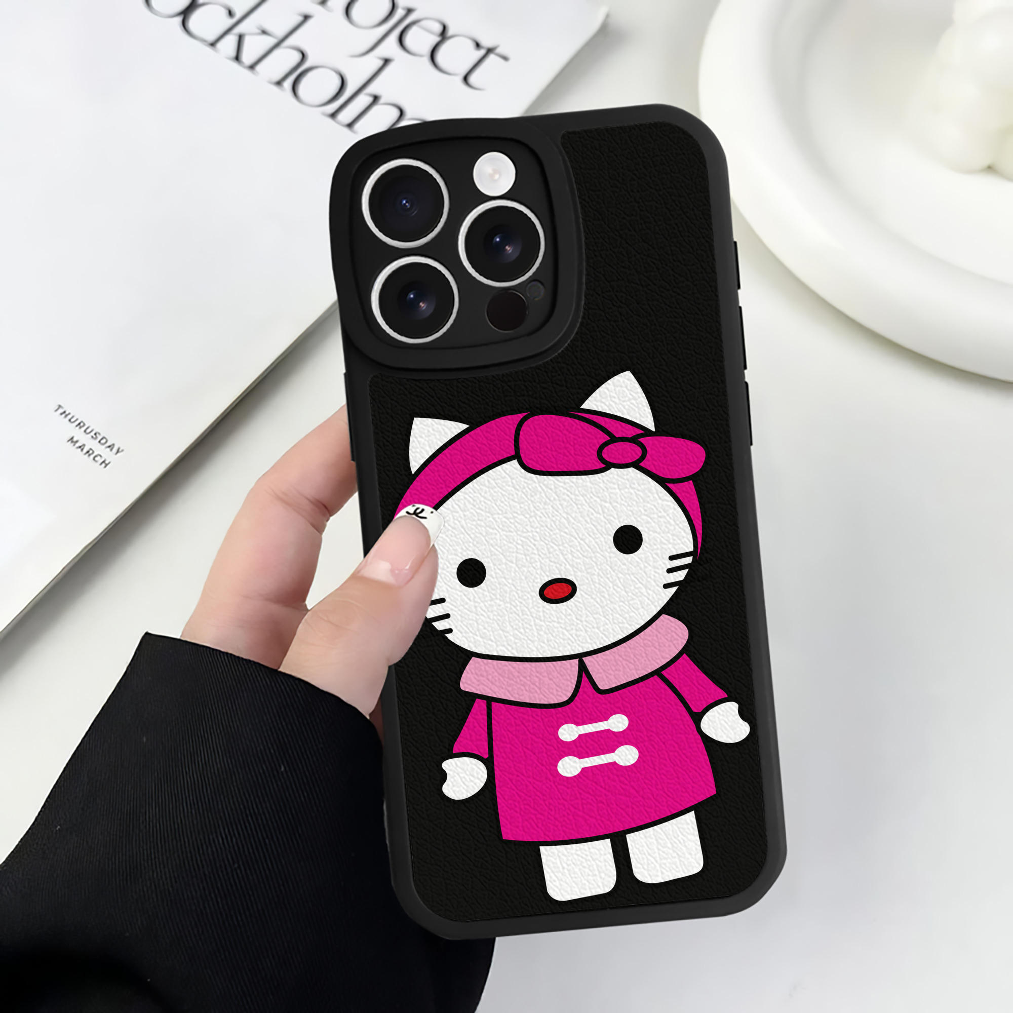（画像用） Hello Kitty ハローキティ 【iPhone 16シリーズ対応】シリコンスマホケース（レザー調） 材質：シリコン